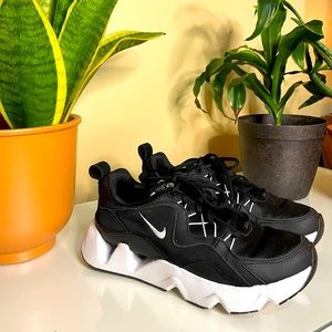 Nike RYZ 365, size 7.5W, black/ white sneakers